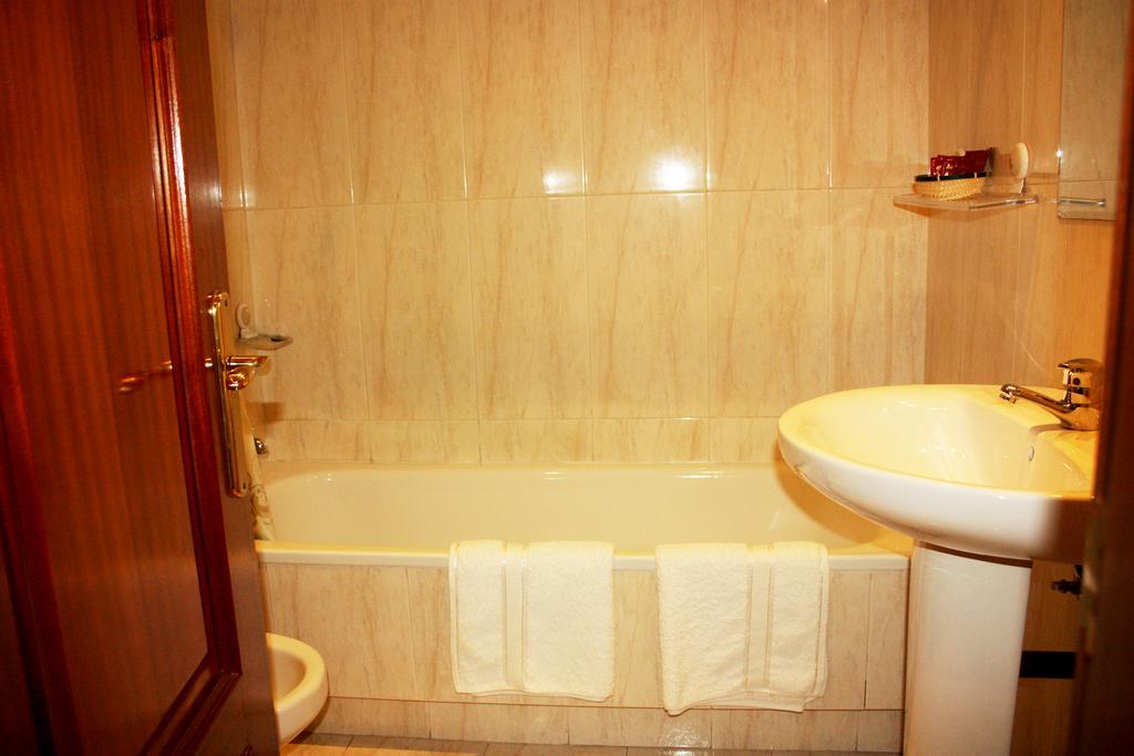 Pension Residencia Buenos Aires Vigo Exterior photo